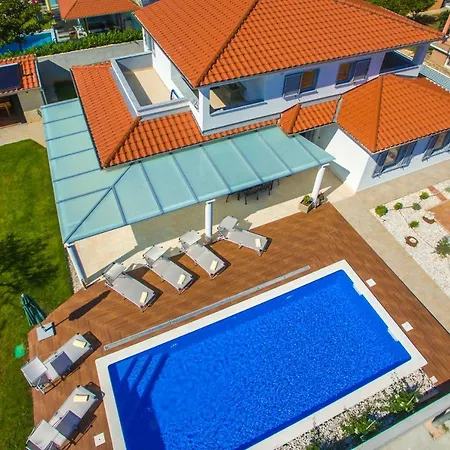 Family Paris Villa *